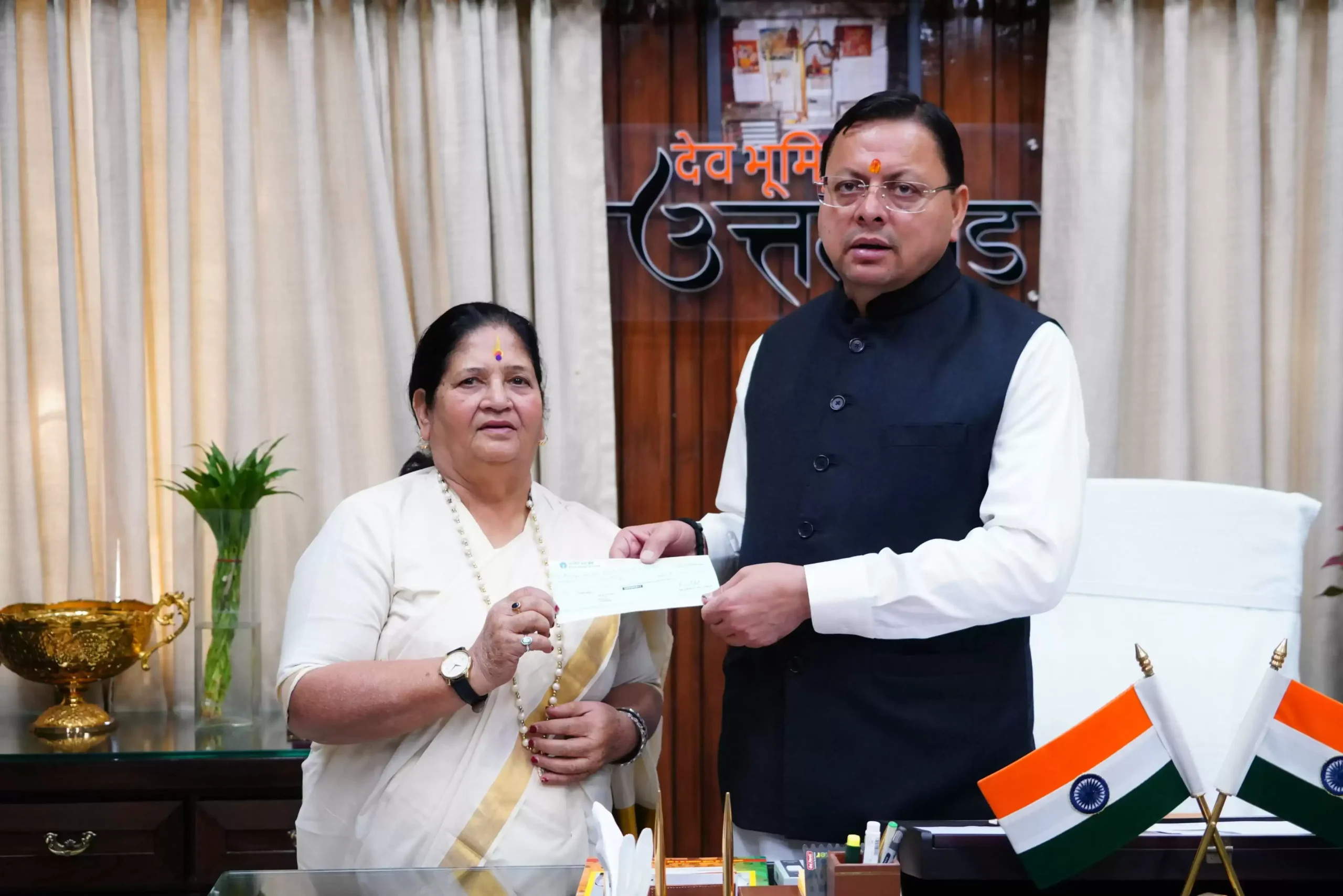  पर्वतारोही बछेंद्री पाल ने मुख्यमंत्री राहत कोष में दिए 10 लाख रुपये