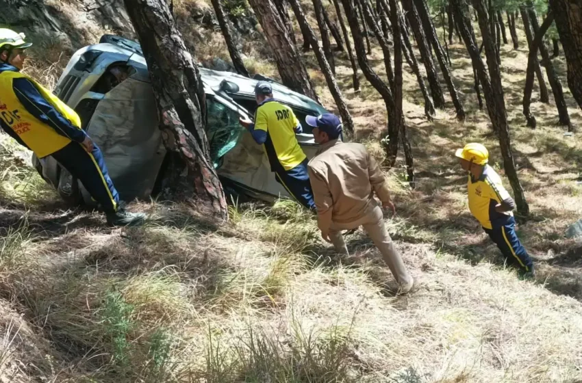  अल्मोड़ा के कालीधार में दो वाहनों की भिड़ंत के बाद खाई में गिरी कार, 2 घायल