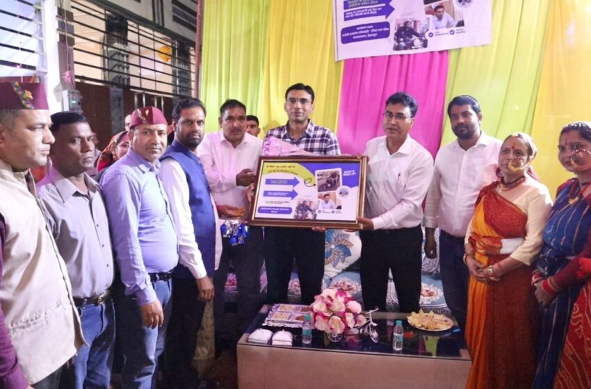  जिलाधिकारी सविन बंसल कल देर शाम गंगोत्री एंक्लेव रेजिडेंट वेलफेयर सोसाइटी की महिलाओं द्वारा उन्हें ‘रियल हीरो’ सम्मान दिया गया