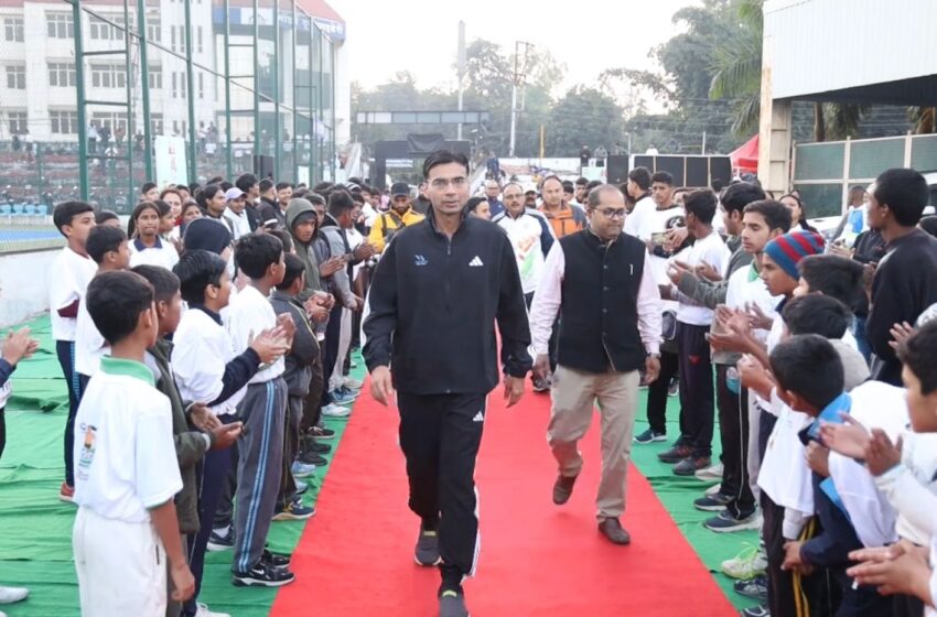  उत्तराखंड राज्य स्थापना दिवस रजत जयंती समारोह के अवसर पर जिला प्रशासन देहरादून के तत्वाधान में आज दून मैराथन को जिलाधिकारी सविन बंसल ने झंडी दिखाकर रवाना किया