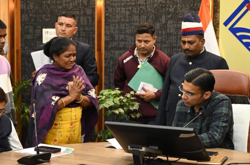  डीएम जनदर्शन सुनवाई से लेकर समाधान, मॉनिटरिंग तक; आज फिर अपनी कोर टीम संग 04 घंटे इतमिनान से डीएम ने सुनी फरियादियों की समस्या, जन दर्शन में आई 184 जन शिकायत