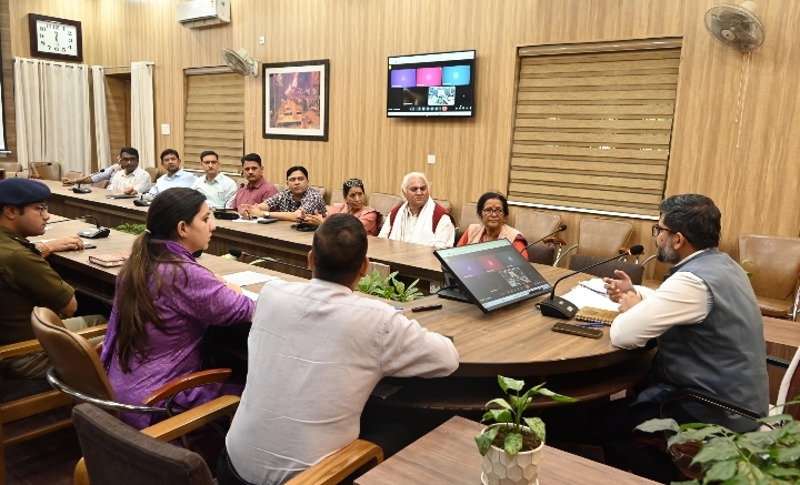  मुख्य विकास अधिकारी ने कार्यक्रम स्थल पर मंच व्यवस्था, अतिथि सत्कार, सुरक्षा, सांस्कृतिक कार्यक्रम, मीडिया प्रबंधन, विद्युत एवं स्वच्छता व्यवस्था समयबद्ध सुनिश्चित करने के निर्देश दिए