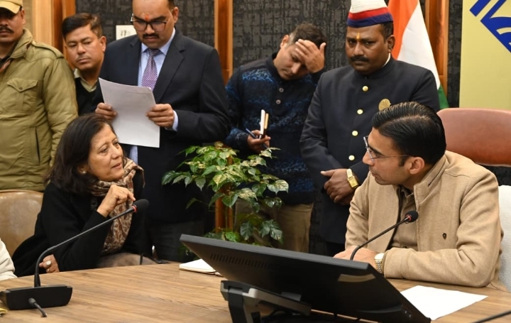  जनता दर्शन में डीएम ने 102 लोगों की सुनी समस्या, कई मामले मौके पर निपटाए