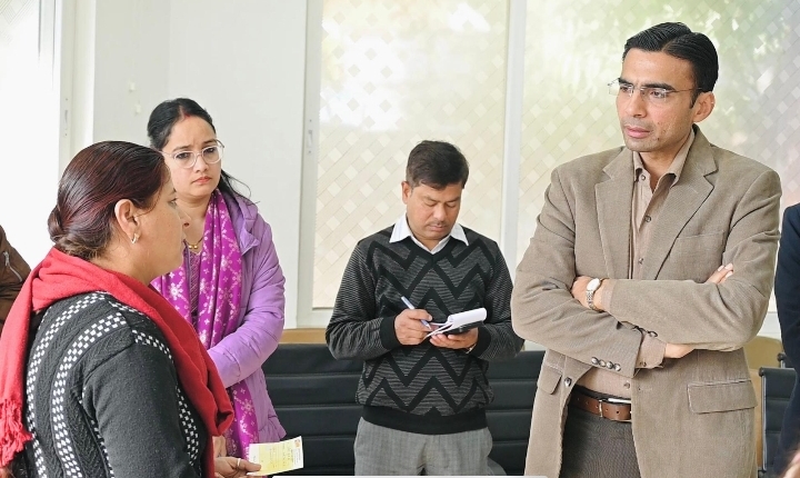  रायफल क्लब फंड से आज फिर 07 असहाय, निर्बल लोगों को डीएम ने प्रदान की 1.75 लाख की आर्थिक सहायता