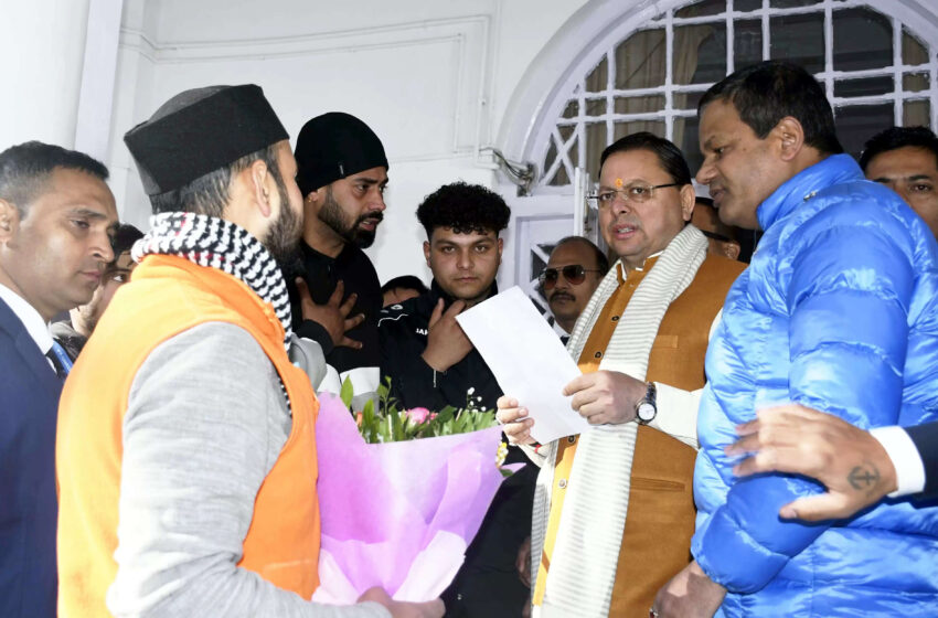  मुख्यमंत्री से संविदा शिक्षकों का वेतन बढ़ाने का किया अनुरोध