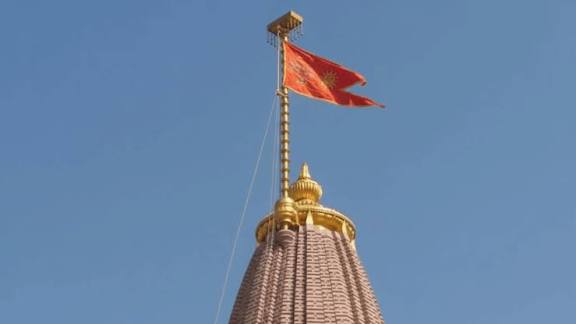  प्रधानमंत्री मोदी ने अयोध्या में राम मंदिर के शिखर पर किया ध्वजारोहण