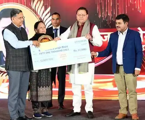  मुख्यमंत्री ने बलिदानी सैनिकों के परिजनों को किया सम्मानित