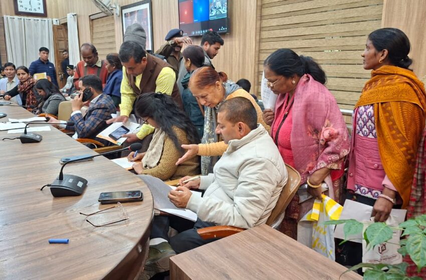  जनता दरबार में एडीएम ने सुनी लोगों की फरियाद, कई मामले मौके पर ही निपटाए