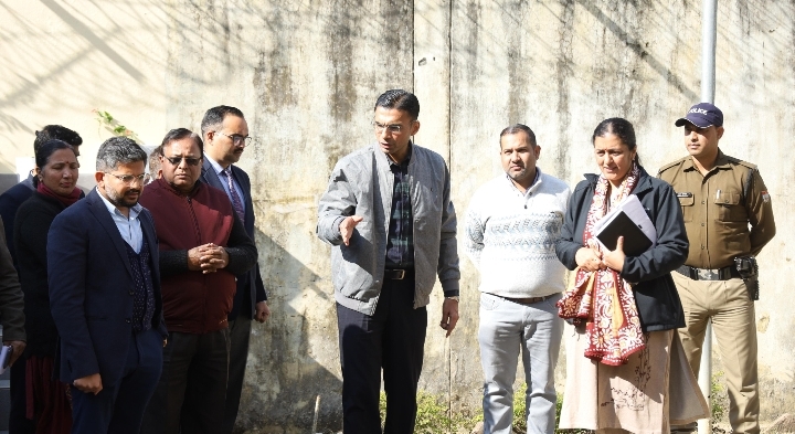  जिलाधिकारी सविन बंसल ने केदारपुरम अवस्थित राजकीय नारी निकेतन, बालिका निकेतन, बाल गृह एवं शिशु सदन का औचक निरीक्षण कर व्यवस्थाओं का जायजा लिया