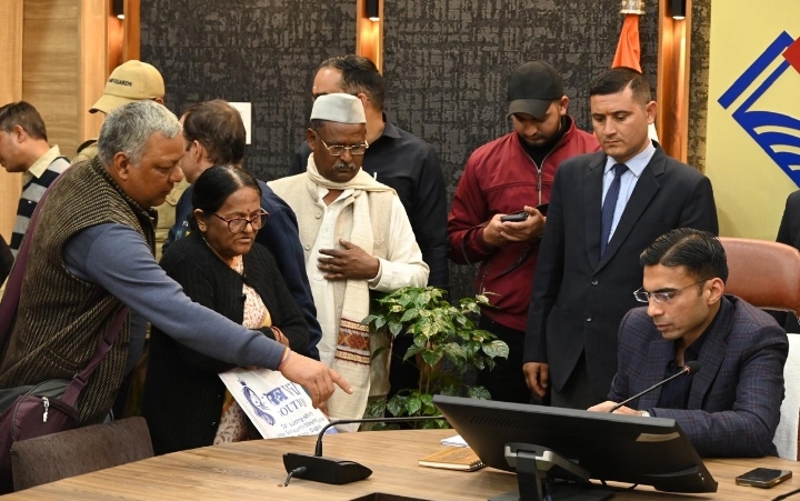  जिलाधिकारी सविन बसंल ने सोमवार को ऋषिपर्णा सभागार में जनता दर्शन कार्यक्रम में जन समस्याएं सुनी