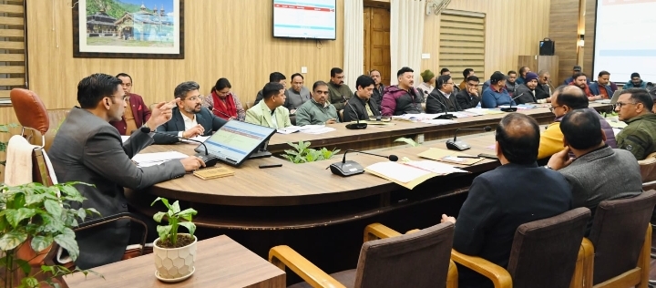  जिलाधिकारी सविन बसंल ने ऋषिपर्णा सभागार में मुख्यमंत्री घोषणाओं की विभागवार समीक्षा बैठक ली