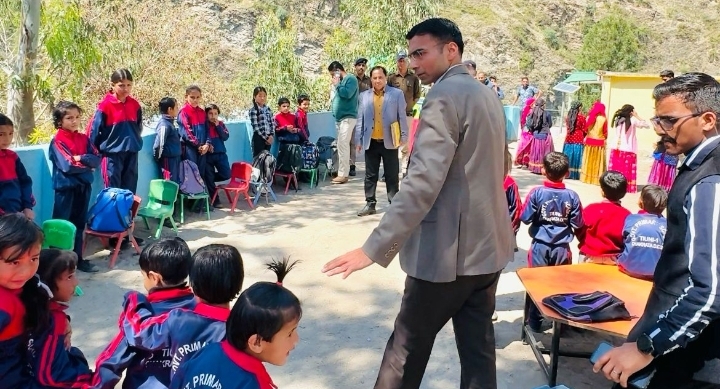  अर्थिक रूप से कमजोर बच्चों को मुफ्त शिक्षा प्रदान करने हेतु डीएम ने यूजीवीएनएल के सीएसआर फंड से दिलवाए 4.50 लाख