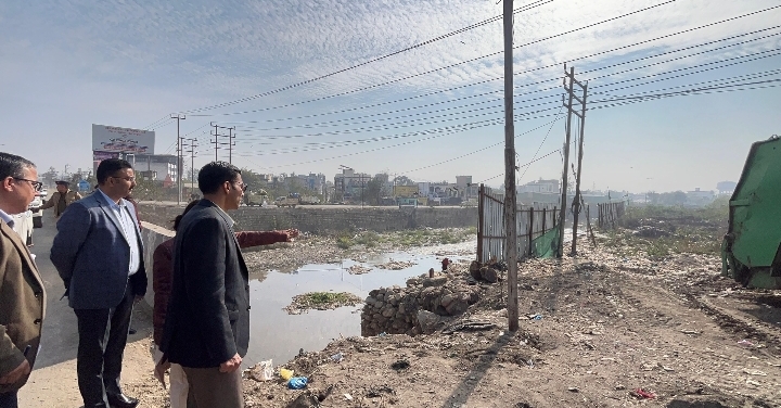  जिलाधिकारी सविन बंसल ने शहर की स्वच्छता व्यवस्था को सुदृढ़ बनाने के उद्देश्य से आज रिस्पना पुल से आईएसबीटी एवं लालपुल तक विभिन्न क्षेत्रों का स्थलीय निरीक्षण किया