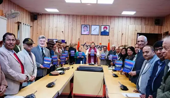  मुख्यमंत्री ने किया उत्तराखण्ड @25 : लुकिंग बैक-लुकिंग फॉरवर्ड” पुस्तक का विमोचन