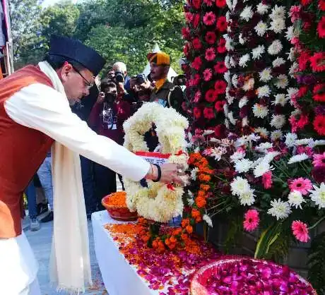  मुख्यमंत्री ने शहीद स्मारक पर वीर बलिदानियों को दी श्रद्धांजलि