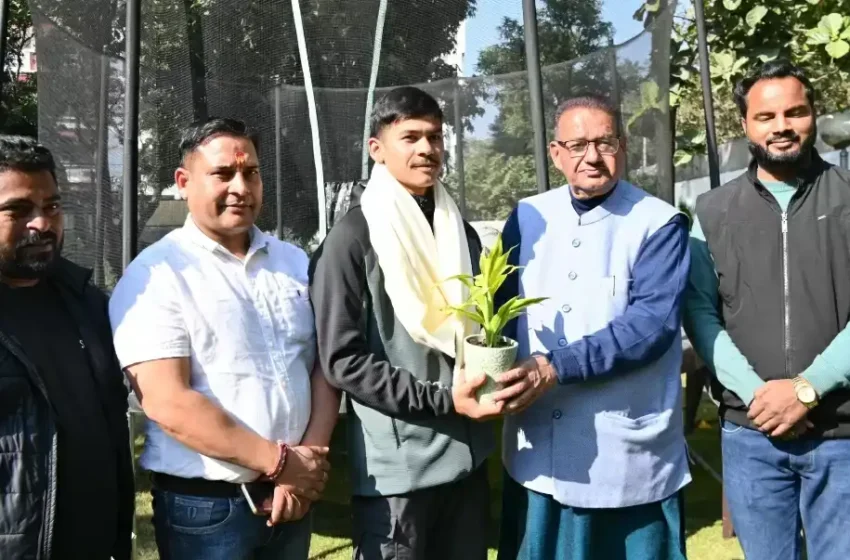  पर्वतारोही वीरेंद्र सिंह सामंत ने मंत्री गणेश जोशी से की भेंट