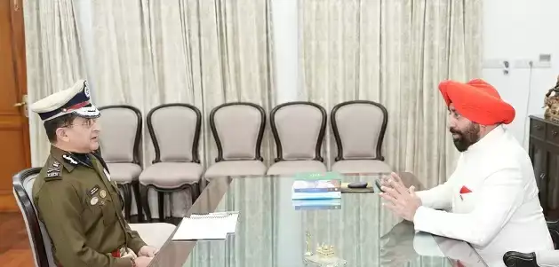  डीजीपी ने राज्यपाल से की भेंट, कानून-व्यवस्था और कुंभ तैयारियों पर की चर्चा