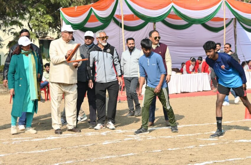  मसूरी विधानसभा क्षेत्र में विधायक चैंपियनशिप ट्रॉफी का उद्घाटन करते कैबिनेट मंत्री गणेश जोशी