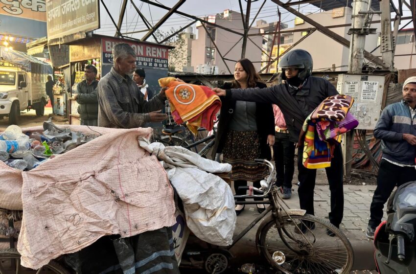  डीएलएसए द्वारा ISBT कारगी चौक पर कंबल वितरण, जरूरतमंदों को मिली ठंड से राहत