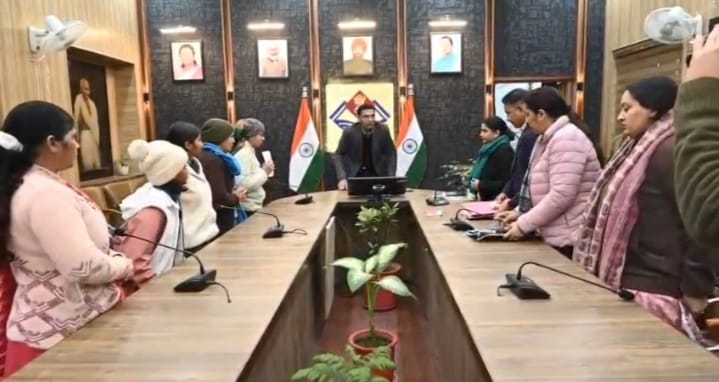  परिस्थितियों के थपेड़ों में भी शिक्षा की ‘स्पार्क’ जलाए रख रहीं होनहार बेटियों का भविष्य संवारने में जुटे डीएम सविन