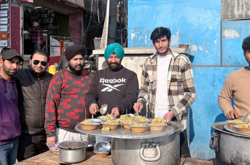  सामाजिक कार्यकर्ता शिवम भट्ट के नेतृत्व में मकर संक्रांति पर खिचड़ी प्रसाद एवं अन्न सेवा का आयोजन