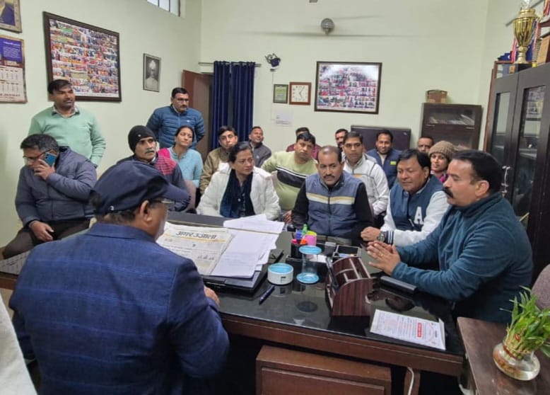  उत्तराखण्ड राज्य प्राथमिक शिक्षक संघ के जिला अध्यक्ष धर्मेंद्र सिंह रावत के नेतृत्व में शिक्षकों के प्रतिनिधिमंडल ने जिला शिक्षा अधिकारी (बेसिक) प्रेमलाल भारती से वार्ता की