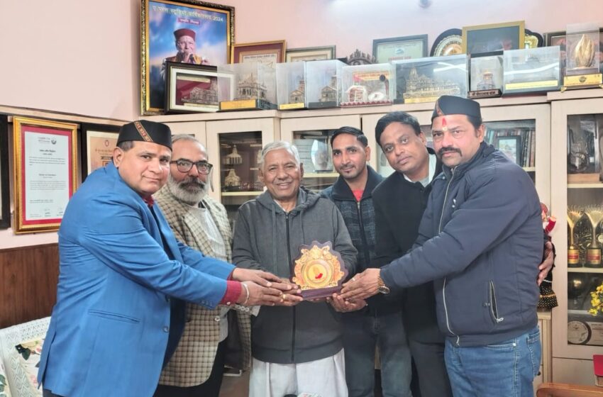  उत्तराखंड सामाजिक सामान सेवा ट्रस्ट ने लोक गायक श्री नरेंद्र सिंह नेगी को देवभूमि विभूति सम्मान से सम्मानित किया