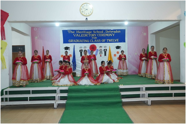  द हैरिटेज स्कूल 12वीं के छात्र छात्राओं का समापन समारोह का आयोजन किया