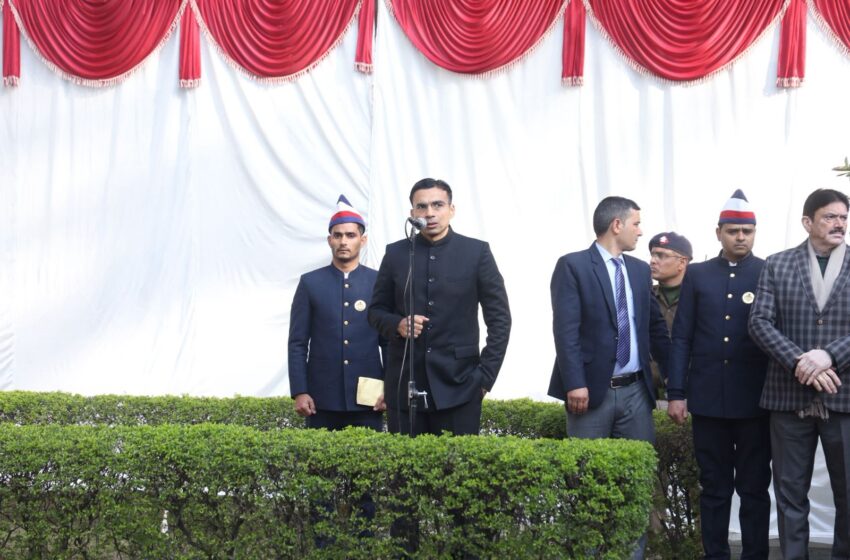  गणतंत्र दिवस पर जिलाधिकारी सविन बंसल ने कलेक्ट्रेट परिसर में किया ध्वजारोहण