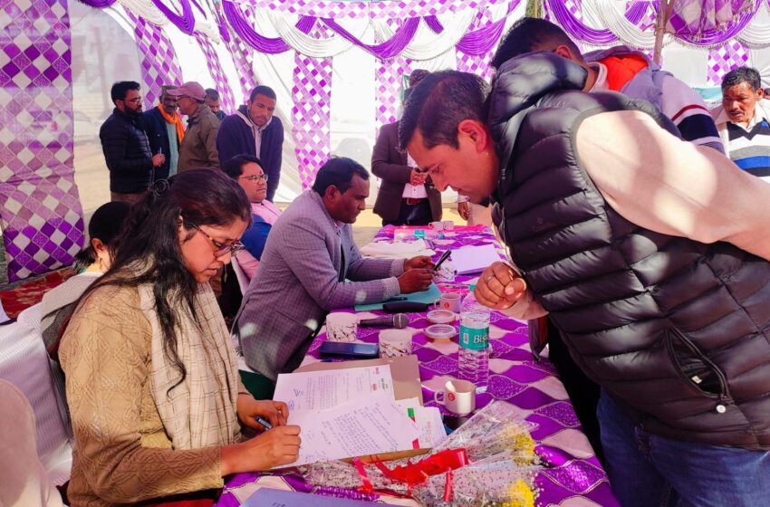  सरकार आपके द्वार : लखवाड़ में विशेष भूमि-अध्याप्ति अधिकारी ने सुनी समस्याएं