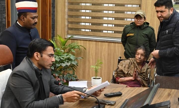  18 माह से दाखिला खारिज को भटक रहे गौरव पंवार; डीएम ने मांगी आख्या; 1 दिन आख्या प्राप्त न होने की दशा में पटवारी निलम्बन पत्रावली प्रस्तुत करने के निर्देश