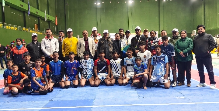  राज्यसभा सांसद नरेश बंसल ने देहरादून मे सांसद चैंपियनशिप ट्रॉफी का किया शुभारंभ।खिलाड़ियों से हाथ मिलाया, जीत की दी बधाईयां