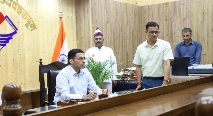  मॉ के पावं गिरकर माफी मांगो, वरना होगा जिला बदर : डीएम