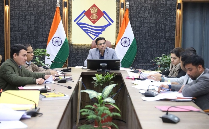  लंबित वादों से लेकर वसूली तक, डीएम सविन बंसल ने राजस्व अधिकारियों के साथ की अहम बैठक