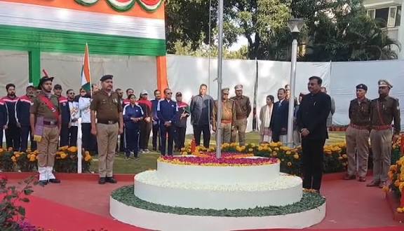  मुख्य सचिव ने तिरंगा फहराकर गणतंत्र दिवस की दी शुभकामनाएं