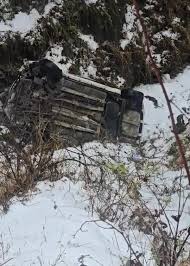  नैनीताल–पंगोट–किलबरी मार्ग पर फिसलन से कार खाई में गिरी, हादसा टला