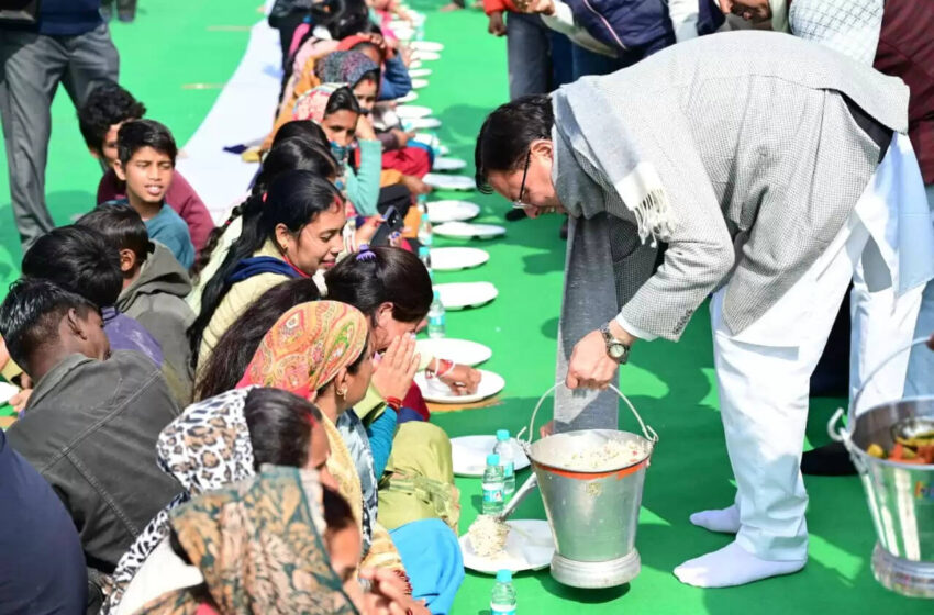  मुख्यमंत्री ने खिचड़ी प्रसाद वितरित कर खड़ी होली में लिया भाग