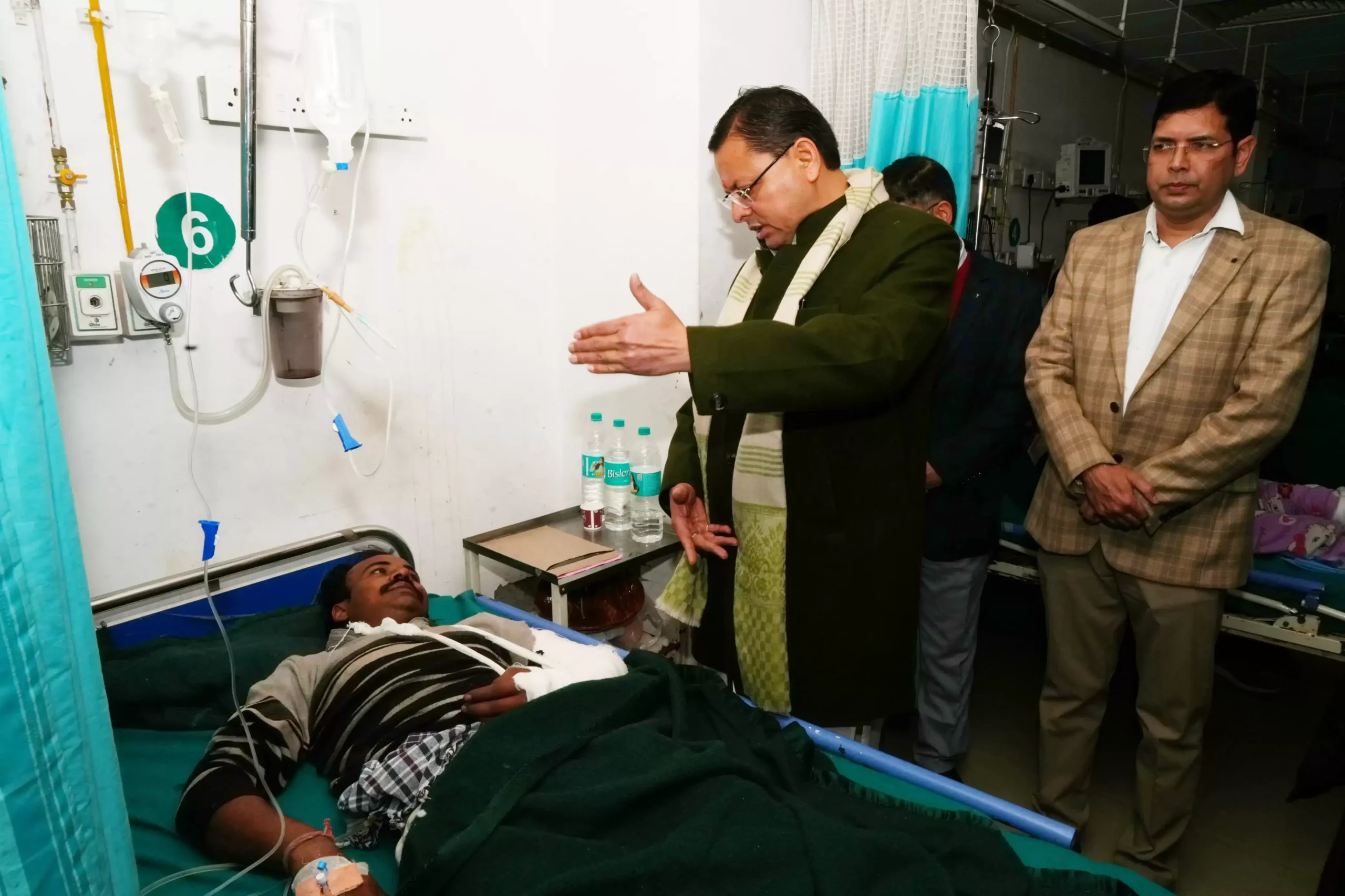  क्वानू–मीनस बस दुर्घटना के घायलों का हाल जानने दून अस्पताल पहुंचे मुख्यमंत्री