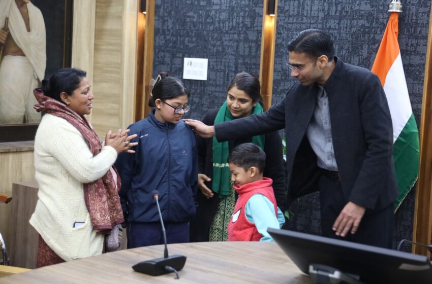  मा0 मुख्यमंत्री के निर्देश पर जिला प्रशासन ने विधवा शांति राणा की 8वीं में पढ रही बेटी अंशिका की कक्षा 12 तक की एकमुश्त 1.62 लाख फीस कराई स्कूल प्रबन्धन के खाते में जमा