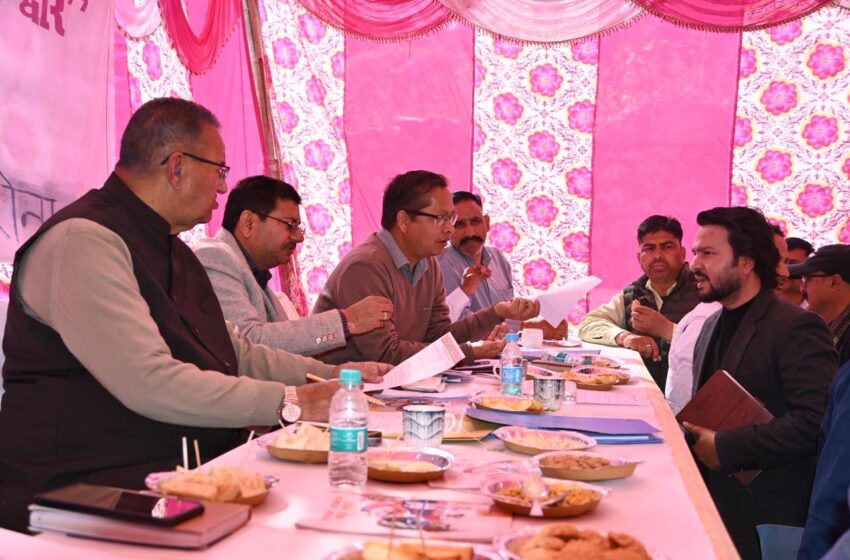  प्रशासन गांव की ओर : न्याय पंचायत सरोना में कैबिनेट मंत्री की उपस्थित में एडीएम ने सुनी जन समस्याएं