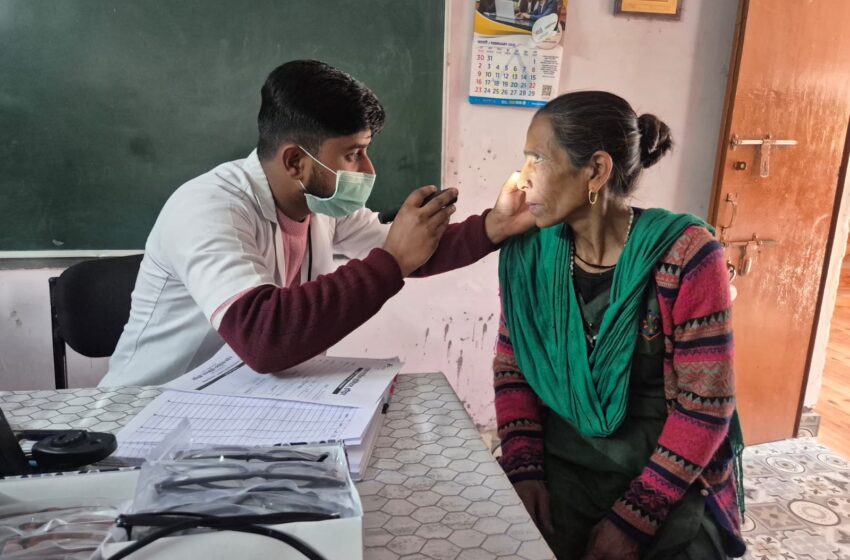  विद्यालय, चामासारी सेरा गाँव में हंस फाउंडेशन बाहदराबाद हरिद्वार के सौजन्य से निशुल्क नेत्र जाँच शिविर का आयोजन किया गया