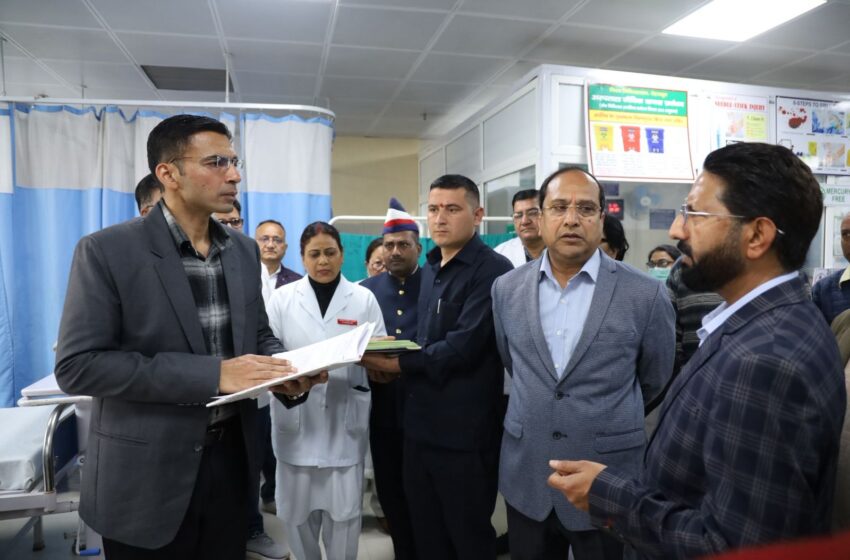  जिलाधिकारी सविन बसंल ने आज जिला चिकित्सालय कोरोनेशन का निरीक्षण कर व्यवस्थाएं जानी