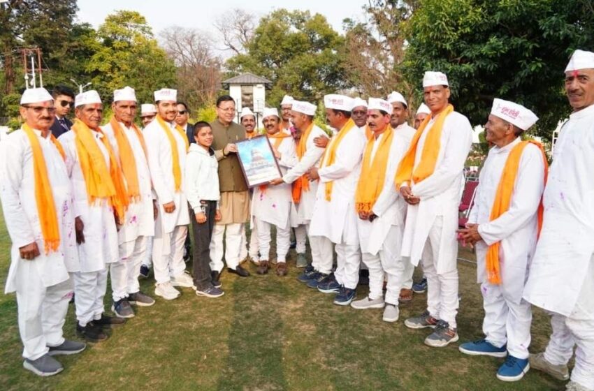  मुख्यमंत्री धामी को चम्पावत से आए होल्यारों ने दी होली की शुभकामनाएं