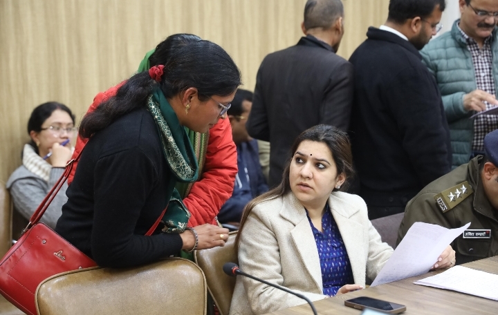  जिलाधिकारी सविन बंसल के निर्देशानुसार सोमवार को कलेक्ट्रेट परिसर में अपर जिलाधिकारी (वित्त एवं राजस्व) के.के. मिश्रा की अध्यक्षता में जनता दरबार का आयोजन किया