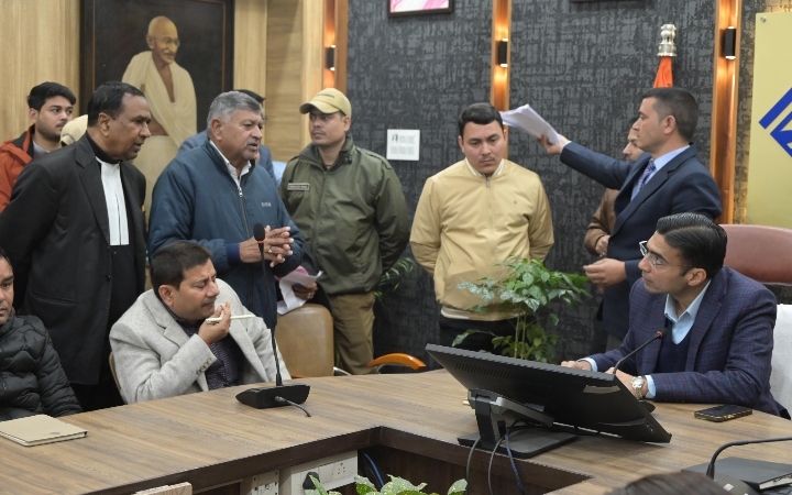  डीएम ने पुत्र के विरुद्ध आरसी जारी कर धनराशि दिलाने के दिए निर्देश