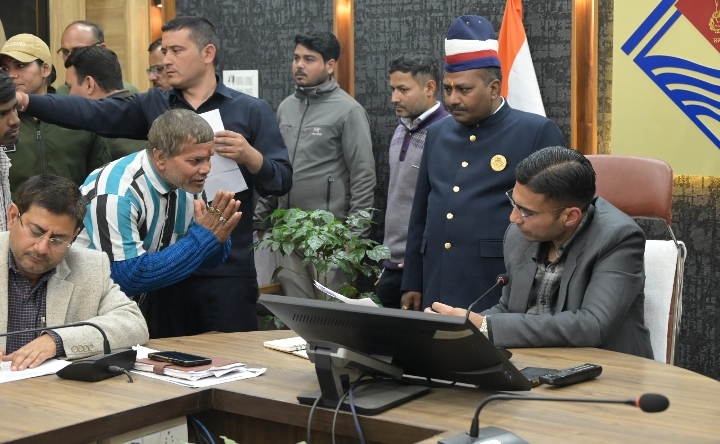  जिलाधिकारी सविन बसंल की अध्यक्षता में ऋषिपर्णा सभागार कलेक्टेªट में जनता दर्शन/जनसुनवाई कार्यक्रम का आयोजित किया