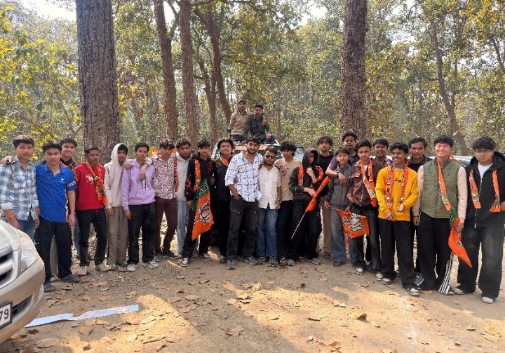  हिमांशु निराला और कार्यकर्ताओं ने वैभव जी को पुष्पगुच्छ भेंट कर किया स्वागत