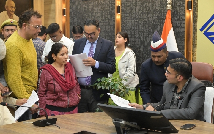  जिलाधिकारी सविन बंसल की अध्यक्षता में सोमवार को कलेक्ट्रेट परिसर स्थित ऋषिपर्णा सभागार में जनता दर्शन/जनसुनवाई कार्यक्रम का आयोजन कर जनसमस्याओं का निस्तारण किया