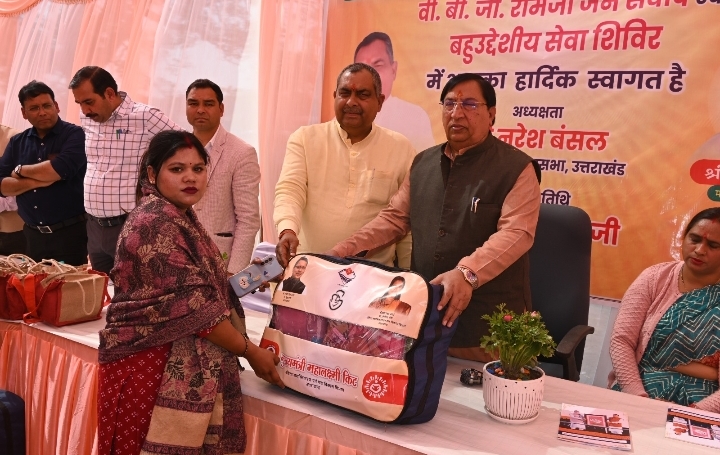  सरकार आपके द्वार : सांसद आदर्श ग्राम हरियावाला में सांसद नरेश बंसल ने सुनी जन समस्याएं