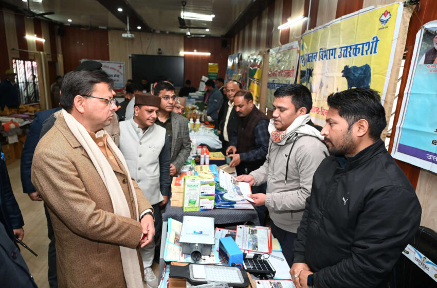  मुख्यमंत्री ने स्टॉलों का निरीक्षण कर ग्रामीणों की सुनी समस्याएं